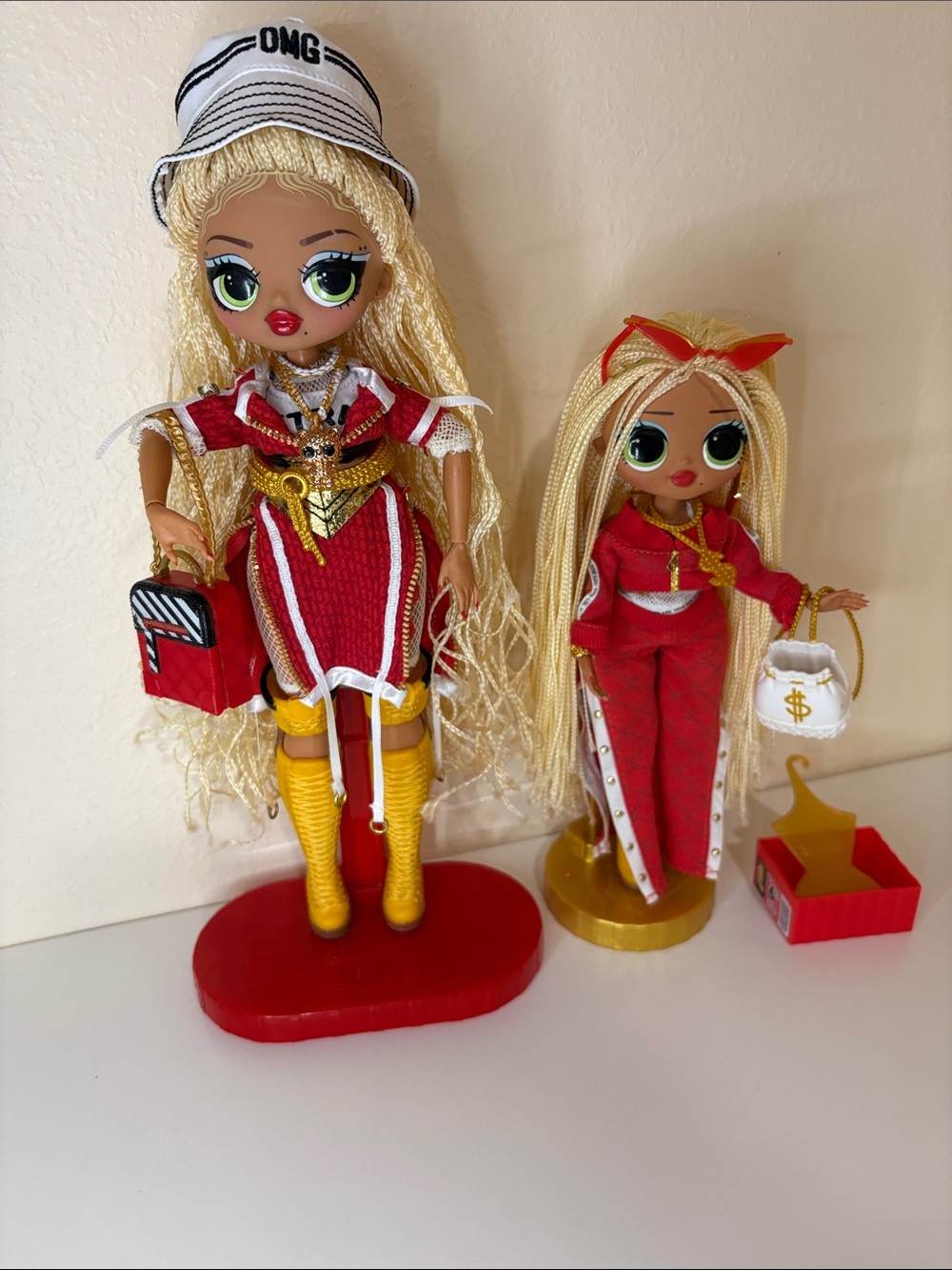 Set of. 2 L.O.L. SWAG Surprise Fierce Fashions Dolls in Red and Gold Outfits - Picture 4 of 14